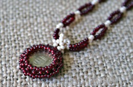 A l�zsi�sok mint�j�ra, p�nz befoglal�s�val k�sztett nyak�k