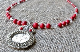 A l�zsi�sok mint�j�ra, p�nz befoglal�s�val k�sztett nyak�k