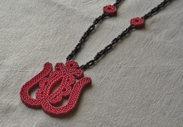 Tulip�n med�l kalotaszegi �r�sos mint�val